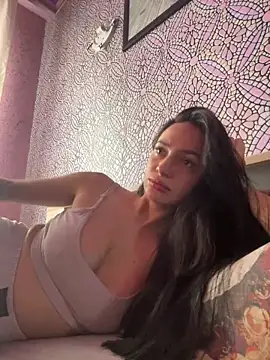 Kristis43 Adlı Modelin Canlı Sohbet Odası
