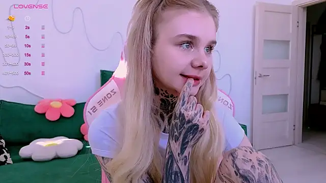 Britney_Lynch Adlı Modelin Canlı Sohbet Odası