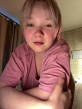 Emilly_Wills Adlı Modelin Canlı Sohbet Odası