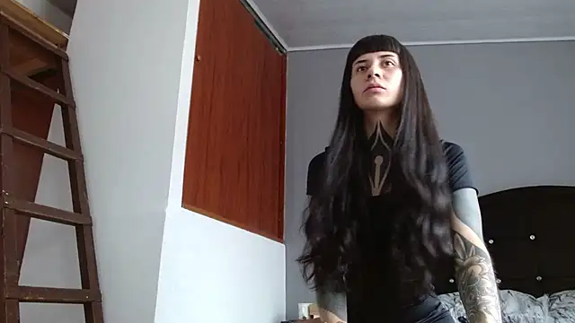 Emilia_1995 Adlı Modelin Canlı Sohbet Odası