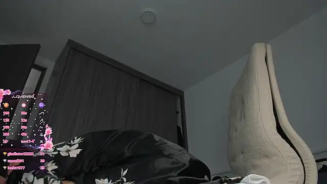 Živá chatovací místnost laura-hills18