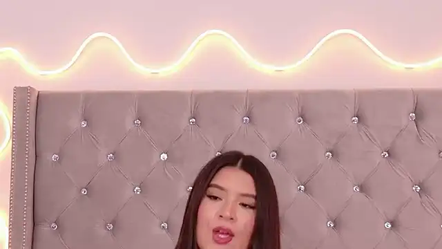 JuliaSUMMERS2022 Adlı Modelin Canlı Sohbet Odası