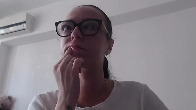 חדר צ'אט בשידור חי של IzabelllNoir