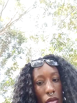 חדר צ'אט בשידור חי של Petite_Ula
