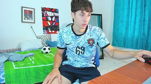 AlessandroDybala Adlı Modelin Canlı Sohbet Odası