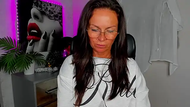 HelenLuxx – Naživo chatovacia miestnosť