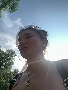 חדר צ'אט בשידור חי של MooonReal