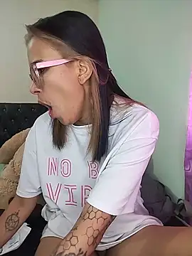 Yaumiko Adlı Modelin Canlı Sohbet Odası