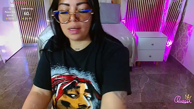 martinna_tay élő chatszobája