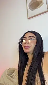 Mia_222's Live Chat Room