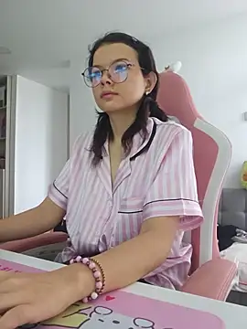 غرفة دردشة azumiichan المباشرة