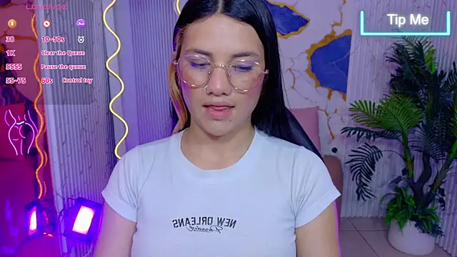Chiara_tay's Live Chat Room