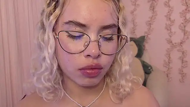 Haelycute Adlı Modelin Canlı Sohbet Odası