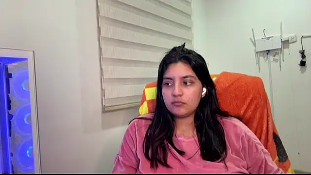 cloe_small's Live Chat Room