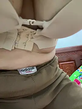 Milk_Mom99 লাইভ চ্যাট রুম