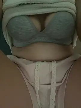 Milk_Mom99 Adlı Modelin Canlı Sohbet Odası
