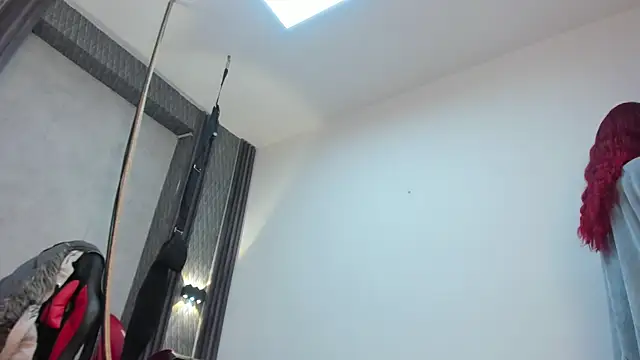 חדר צ'אט בשידור חי של selene_red_