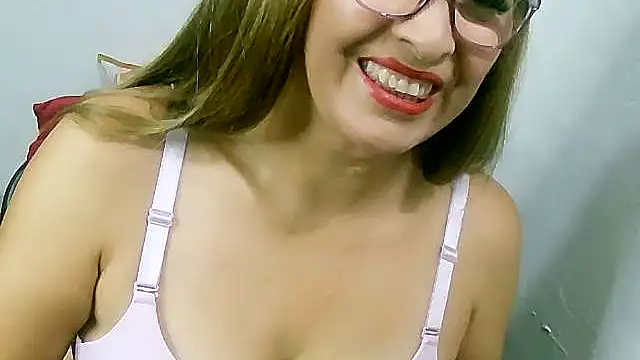 leona-'s Live Chat Room