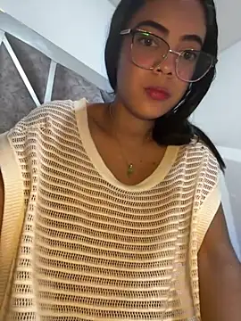 NAUGHTY_LITTLE_18 Adlı Modelin Canlı Sohbet Odası