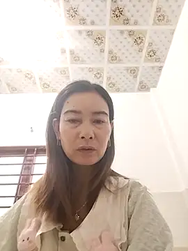 Sexy-ladyboobs20's Live Chat Room