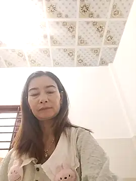 Sexy-ladyboobs20's Live Chat Room