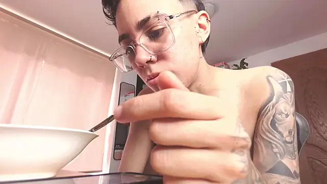 חדר צ'אט בשידור חי של Cutie_Shy_