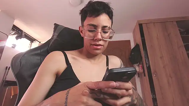 חדר צ'אט בשידור חי של Cutie_Shy_