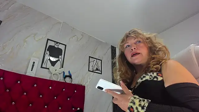 Kazsandraa Adlı Modelin Canlı Sohbet Odası