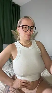חדר צ'אט בשידור חי של Charming_Daphny