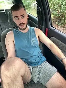 Seks show uživo modela Mikev na kameri