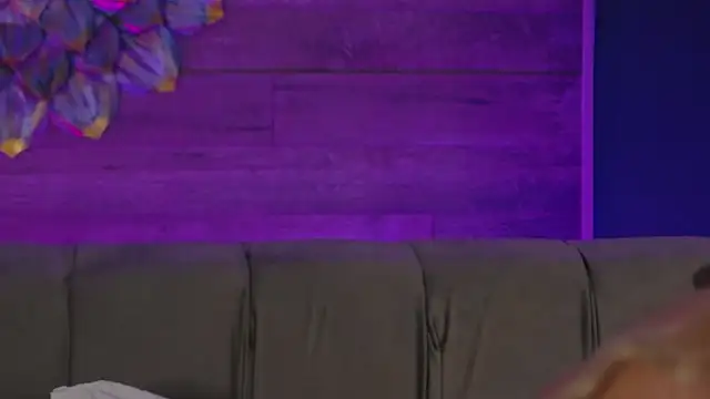 LoraDevine's Live Chat Room