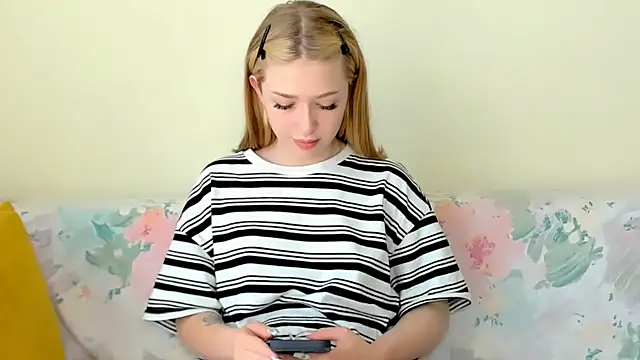 ElleLuv_'s Live Chat Room