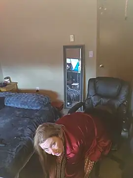 lilyhornyhousewife's Live Chat Room