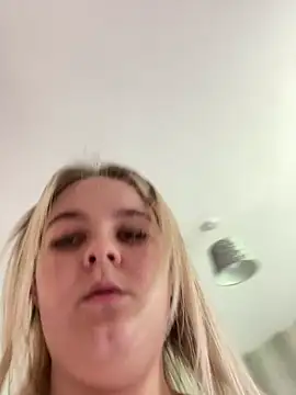 princess_blondex élő chatszobája