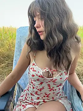Emilia0_0_7's Live Chat Room