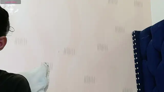 yourcuteneighbourr's Live Chat Room