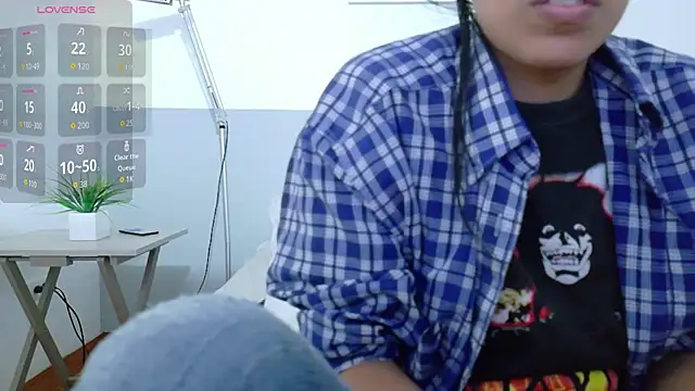 yourcuteneighbourr's Live Chat Room