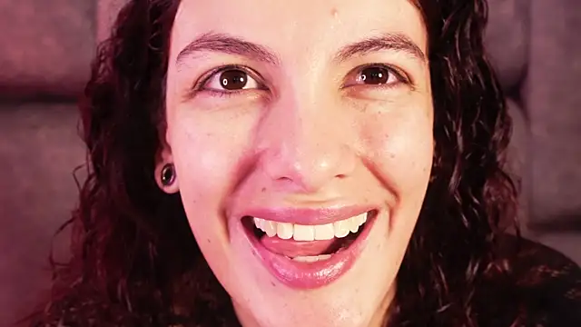 Melany_Luv – Naživo chatovacia miestnosť