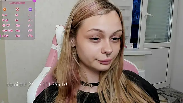 MelonyEmo Adlı Modelin Canlı Sohbet Odası