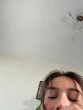 Adriennesexxx 即時聊天室