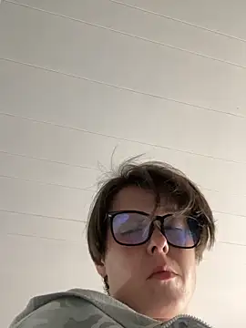CUMFOREVERY1nTitTiES2 Adlı Modelin Canlı Sohbet Odası