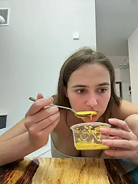 emma77_ Adlı Modelin Canlı Sohbet Odası