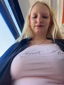 Mila_NoRules' Live Chat Room