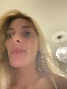 חדר צ'אט בשידור חי של Bellalolahot
