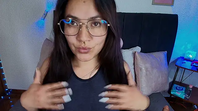חדר צ'אט בשידור חי של lucyfer_111