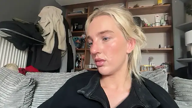 BlondeBombshellAmelia чат на живо