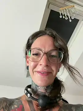 BrownieyQueen's Live Chat Room