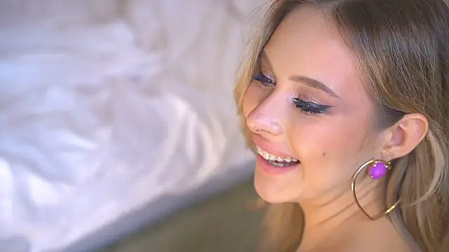Seks show uživo modela Tella_dream na kameri