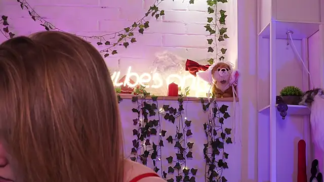 חדר צ'אט בשידור חי של MonicaAsis