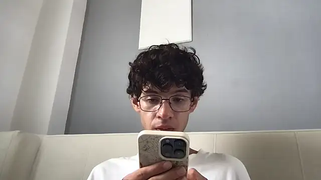 Arteemiiis' Live Chat Room